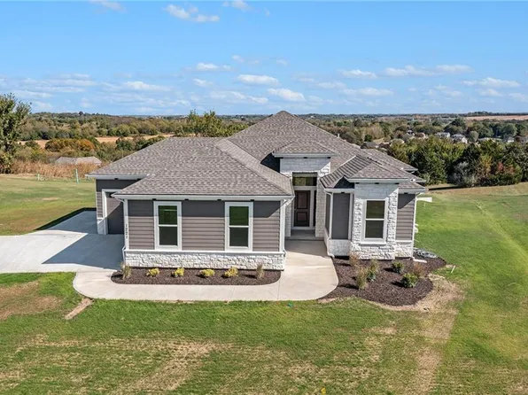 1221 S Desoto Rd, Lansing, KS 66043