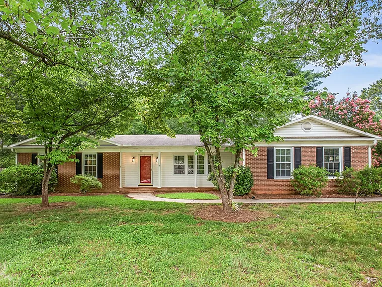 701 N Peace Haven Rd — Photo 33