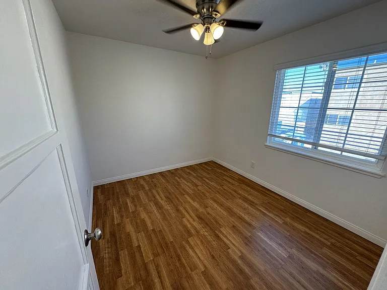 5058-68 Santa Monica Ave — Photo 28