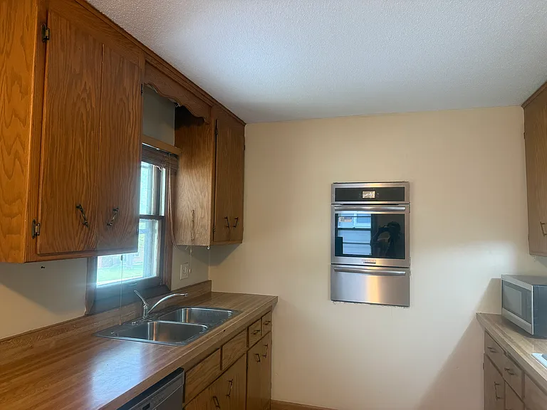 6592 Berkshire Ln N — Photo 7