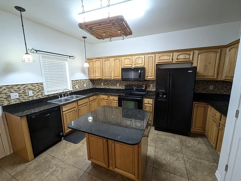 1537 Bentley Cir — Photo 10