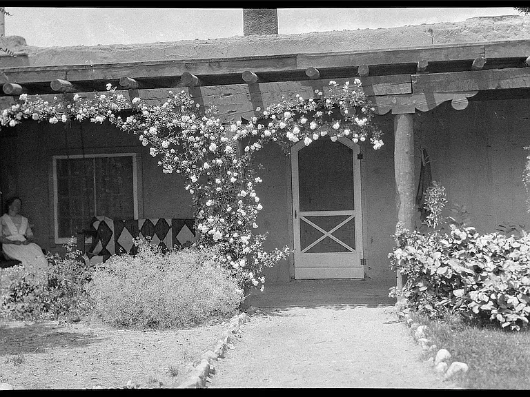 327 E De Vargas St — Photo 2