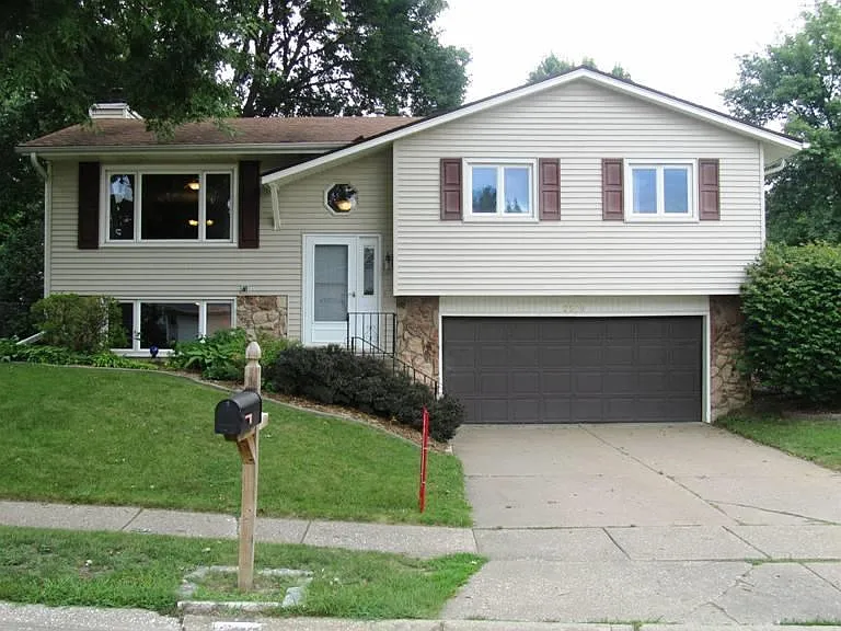 2510 E Crest Ave photo 1