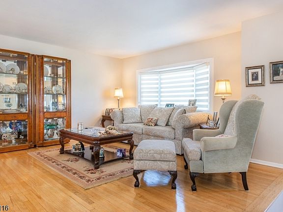 5th image of 29 Long Acres Rd