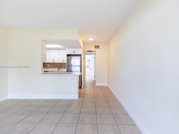 3rd image of 331 SE 19th Ave APT 4