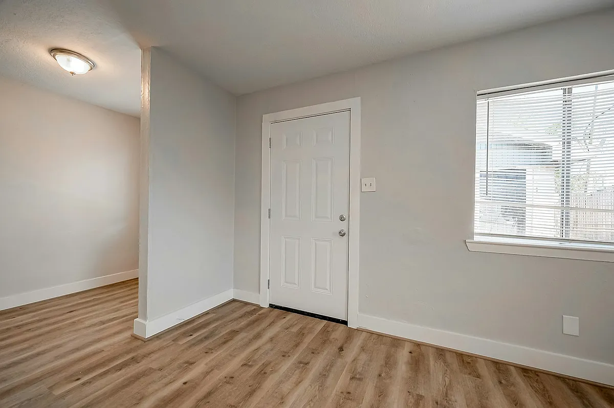 Building Photo - 8814 Manus St #5
