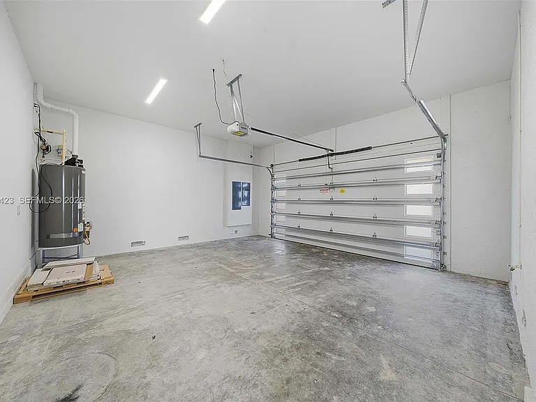 5718 Ashwood Cir W — Photo 100