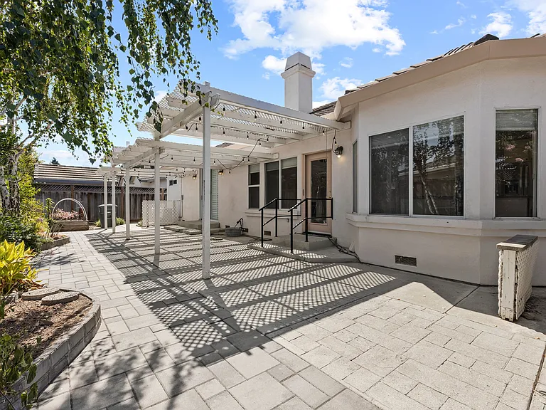 560 Diana Ave — Photo 43