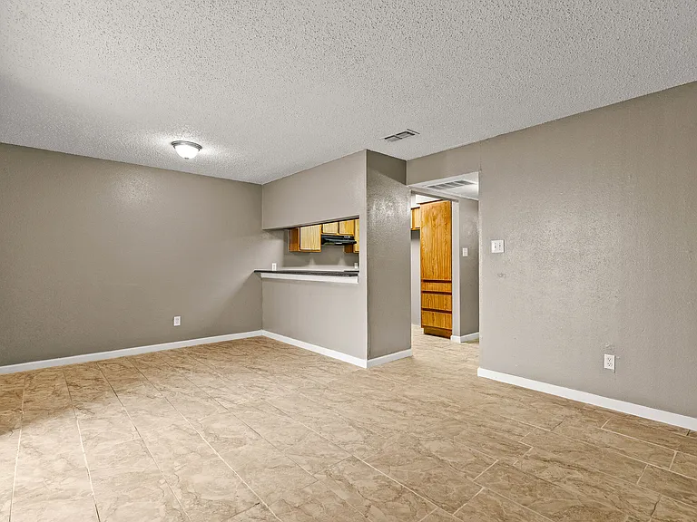 Towne East Village Apartment Homes — Photo 33