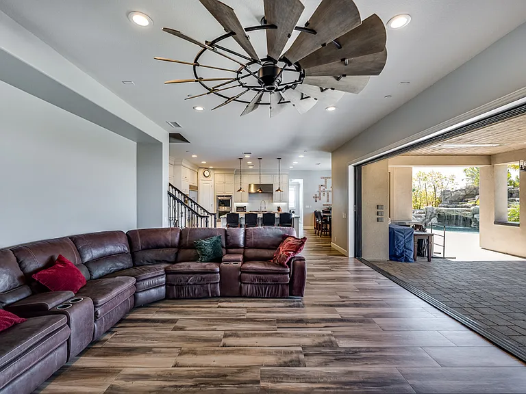 7377 Woods Ct — Photo 3
