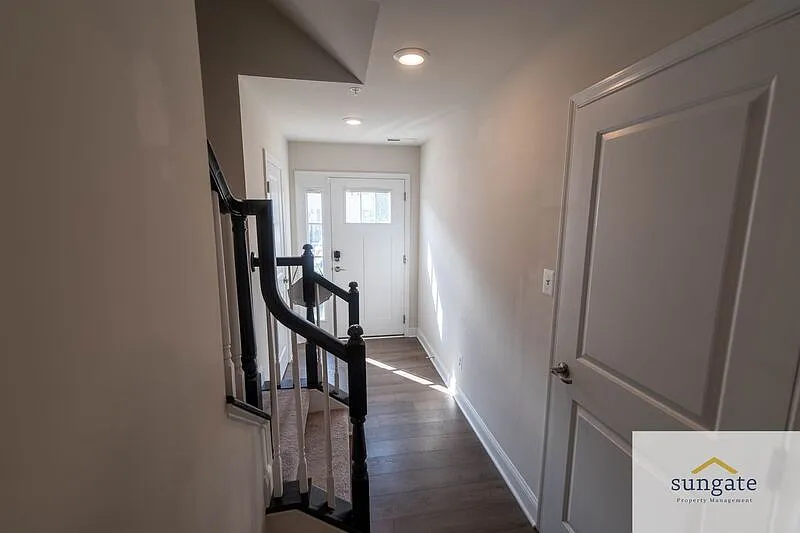 3 bed, 4.0 bath, $2,950 — Photo 3