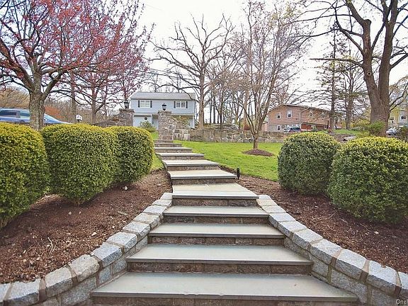 2nd image of 19 Alta Vista Cir