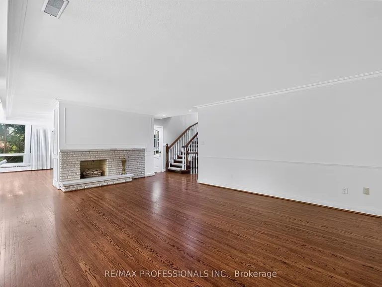 32 Edenbrook Hl — Photo 11