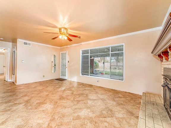 4th image of 215 E Avenue J8