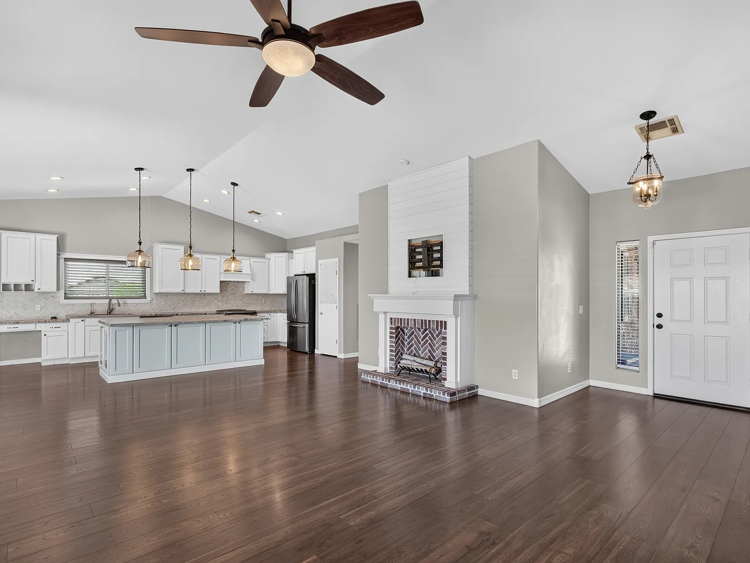4 bed, 2215 sqft, $2,800 — Photo 4