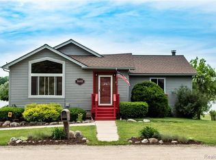 3443 Mahopac Dr, Lake Orion, MI 48360