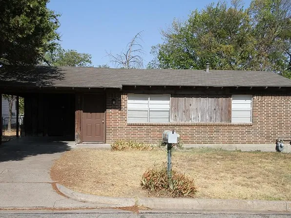 401 Hallvale Dr, White Settlement, TX 76108