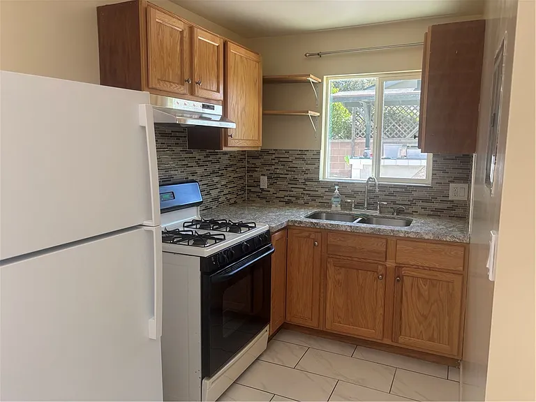 3613 W Victory Blvd — Photo 6