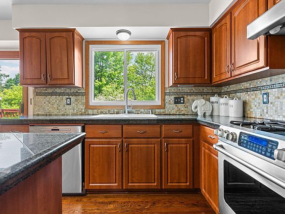 2nd image of 2956 Leslie Park Cir