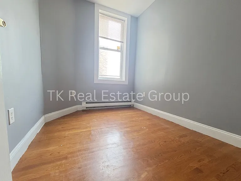 305 49th St #14 — Photo 3