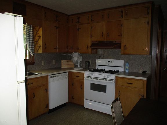 4th image of 21 Whitney Ave