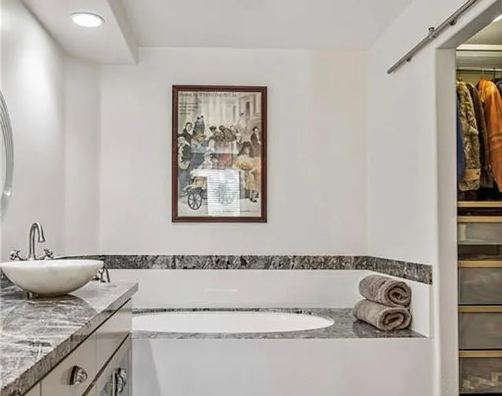 2233 Martin #201 — Photo 12