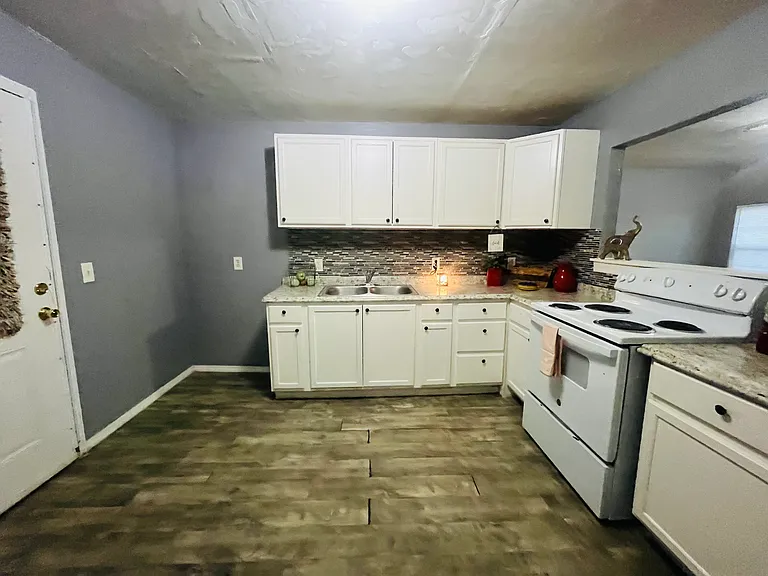 3933 Pine Ave — Photo 5
