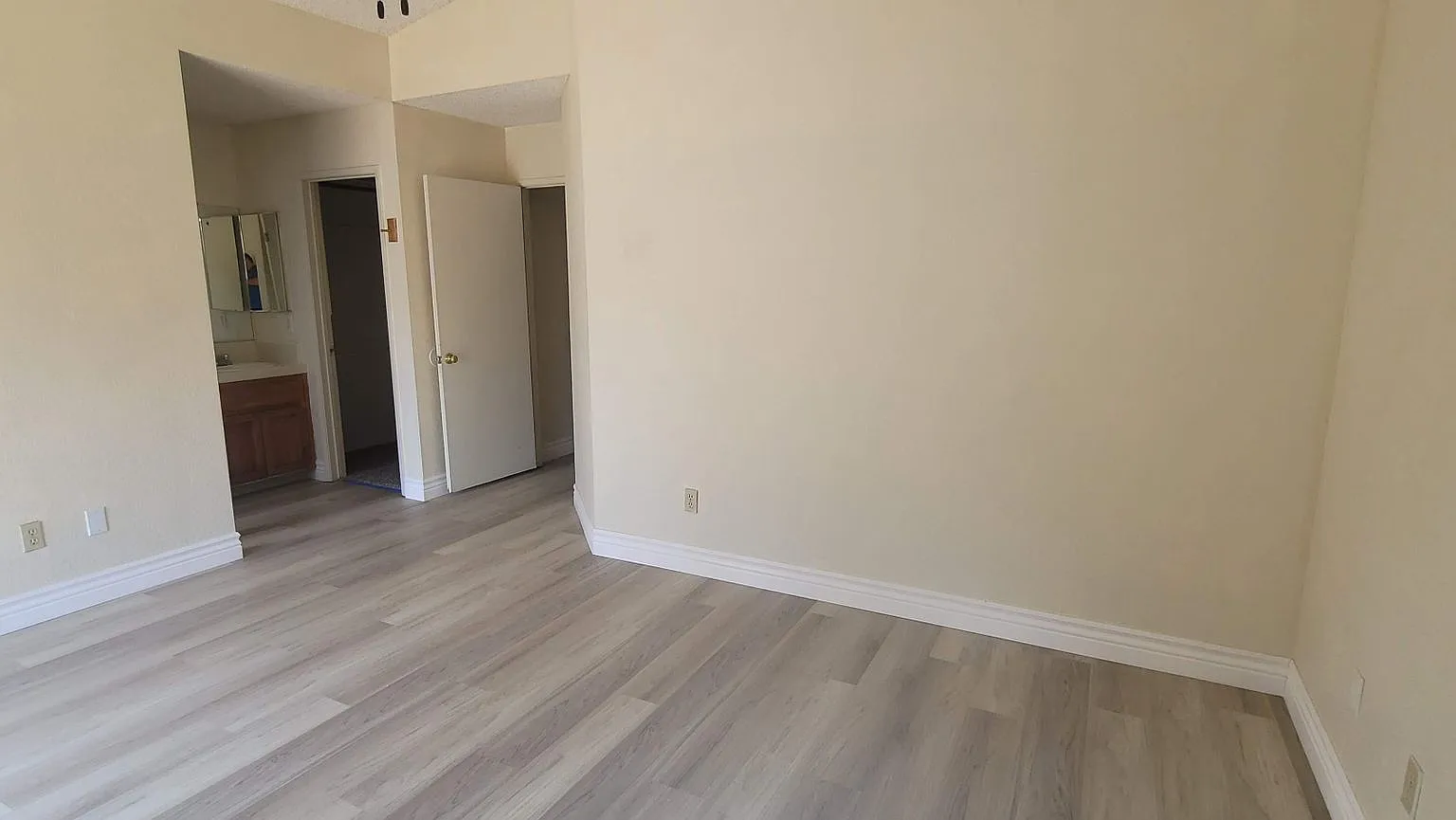 Coming Soon 3 bedrooms 2 bathrooms — Photo 4