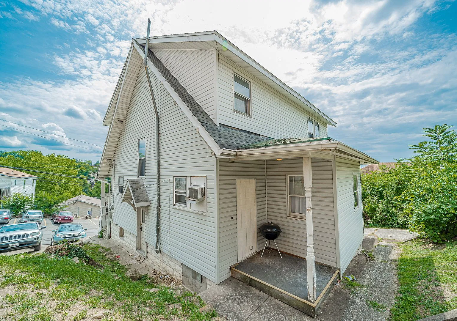 4 Bedroom/ 2 Bathroom House - Downtown - Available 06/02/2027 — Photo 3