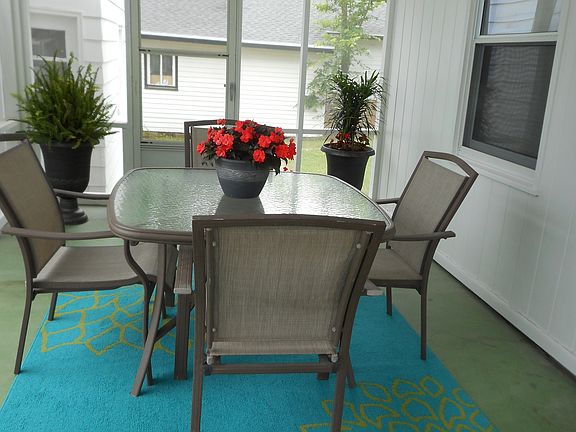 Welcoming screened-in area