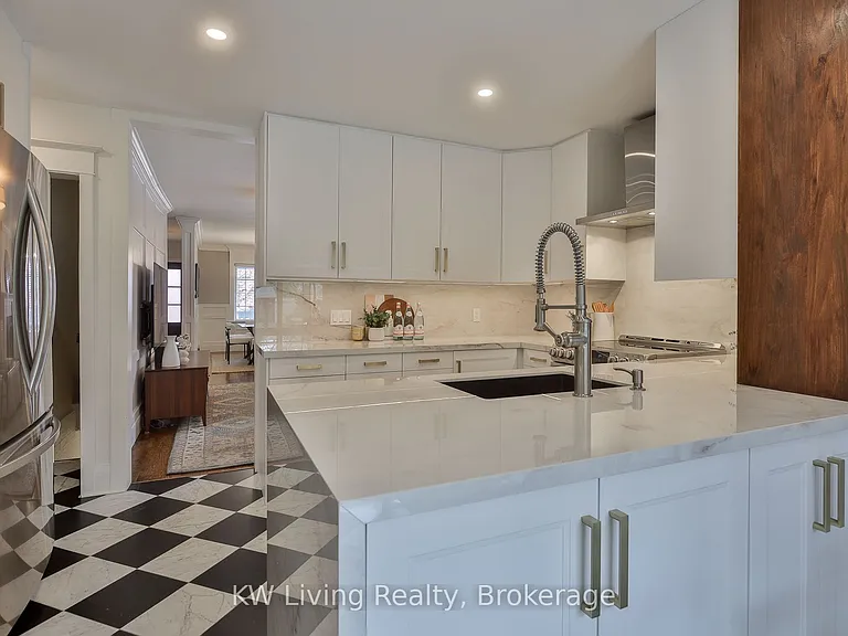 452 Davisville Ave — Photo 12