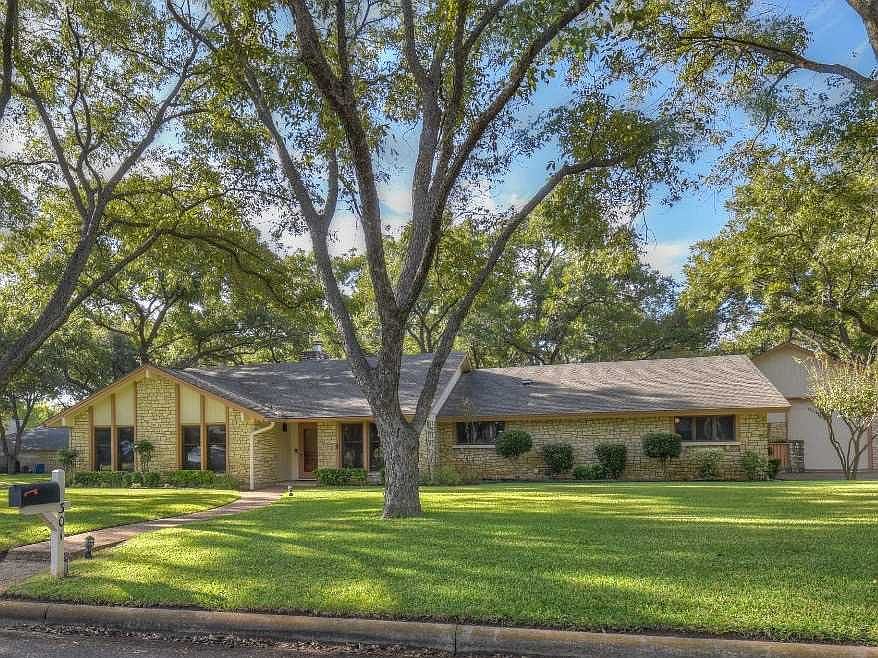 1st image of 301 San Saba St