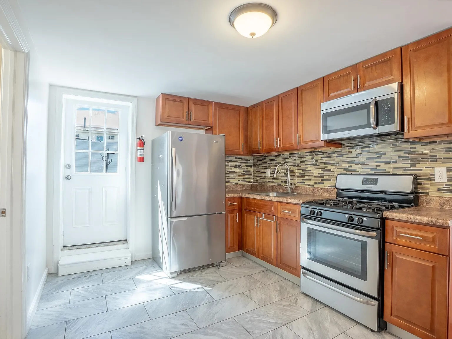 2 bed, 1.0 bath, $2,500 — Photo 4