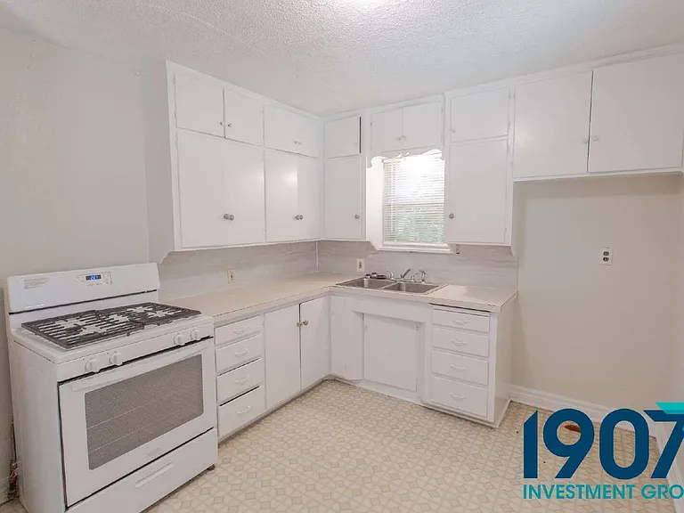 2321 NE 25th St — Photo 11