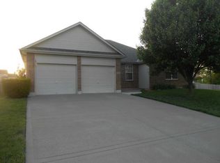 600 Lakeview Dr, Grain Valley, MO 64029