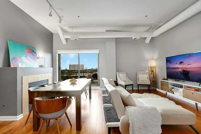 1000 E 53rd St #6 — Photo 9