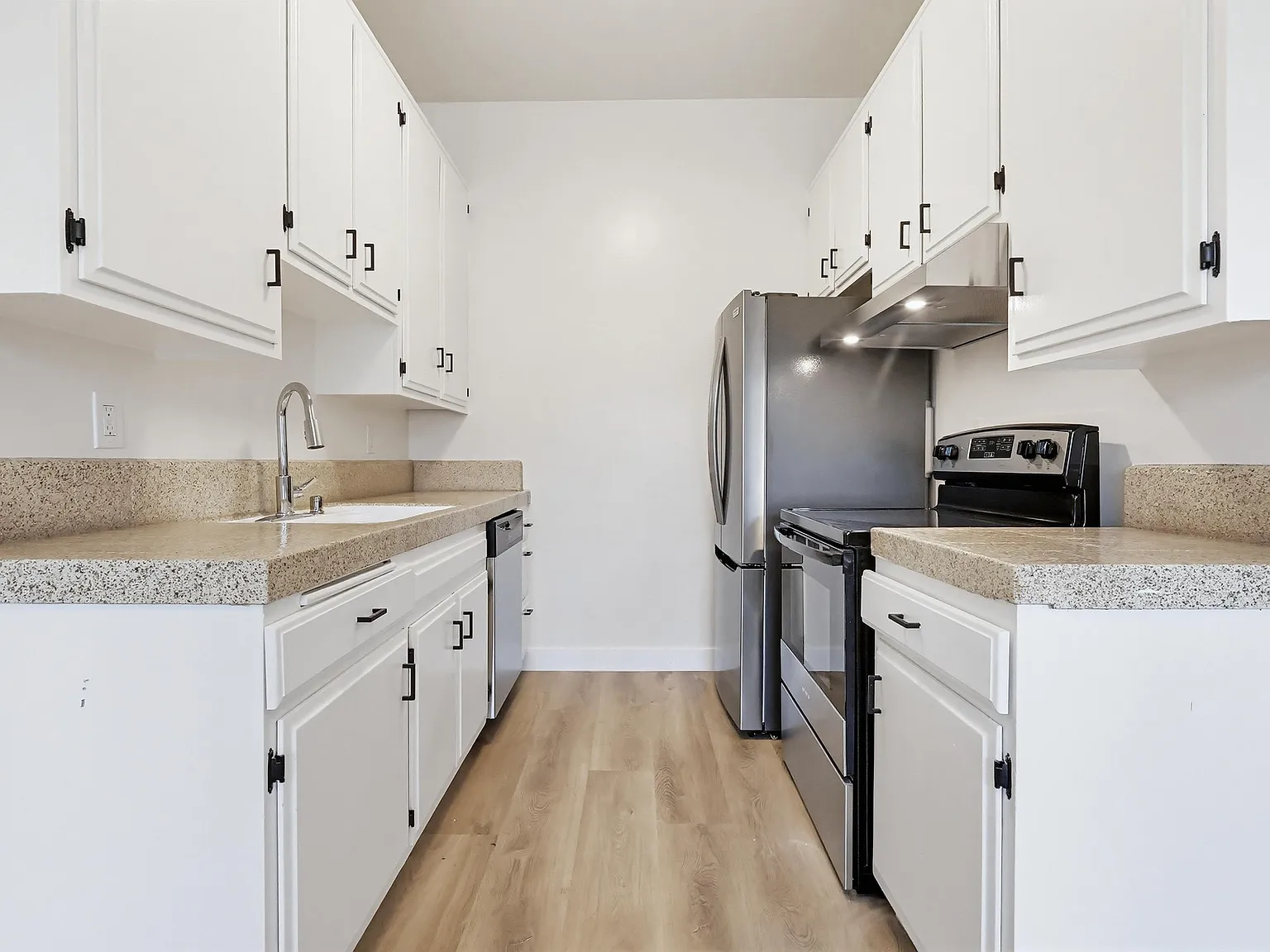 333 W Queen St — Photo 2