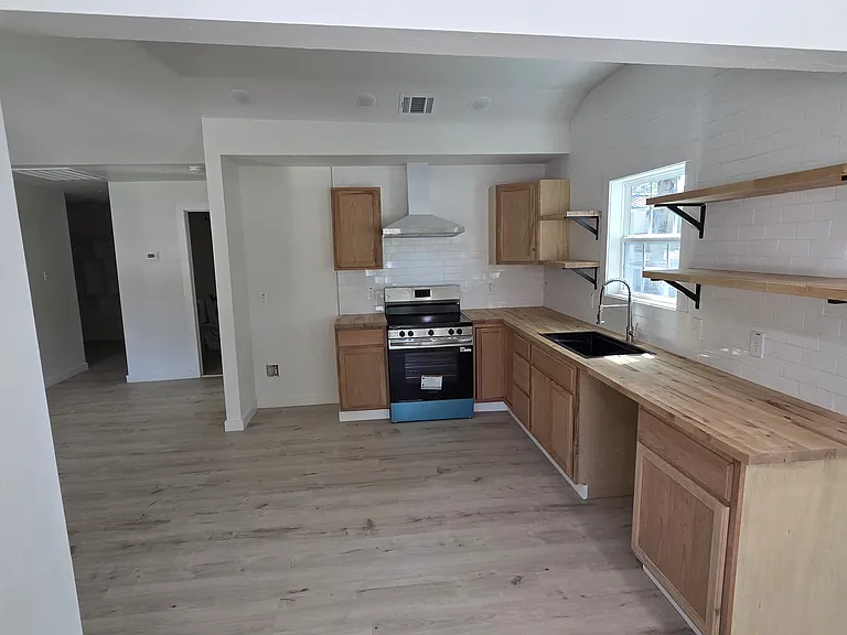 704 W Avenue B — Photo 9