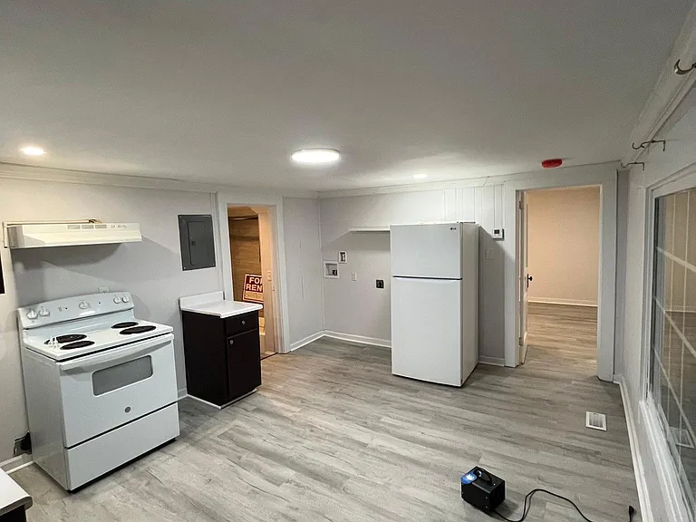 409 W Graham St — Photo 2