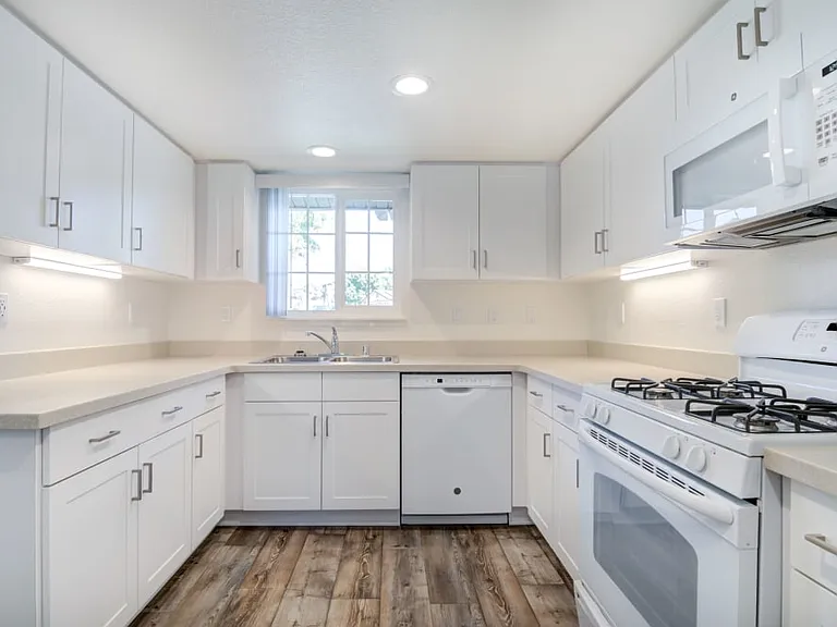 Aero Ridge - Military Housing — Photo 4