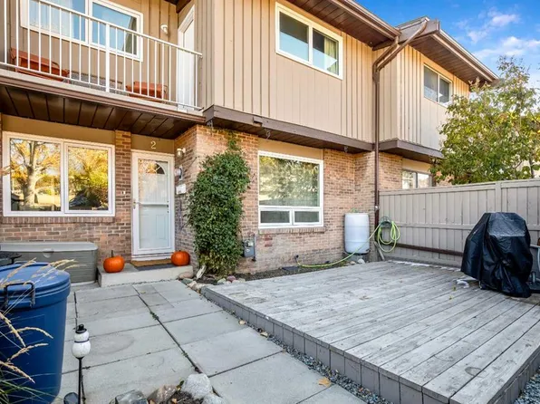 1055 W 72nd Ave NW #2, Calgary, AB T2K 5S4