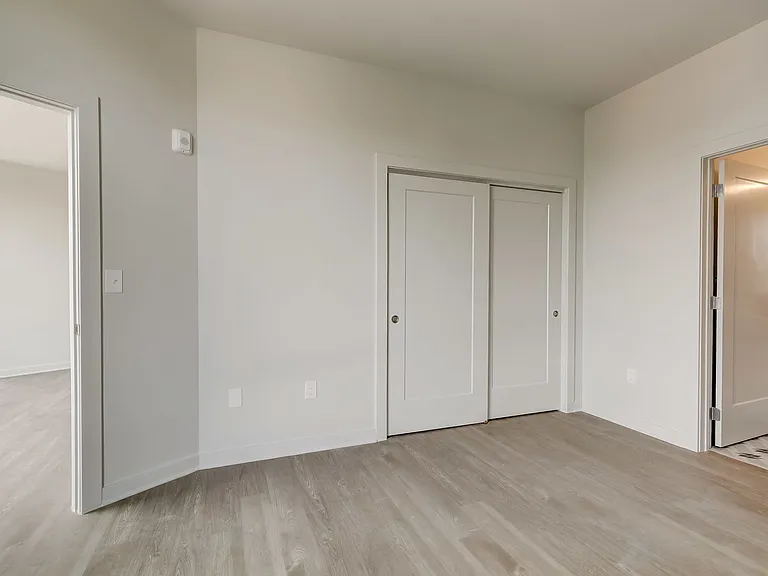 115 W Hamburg — Photo 69