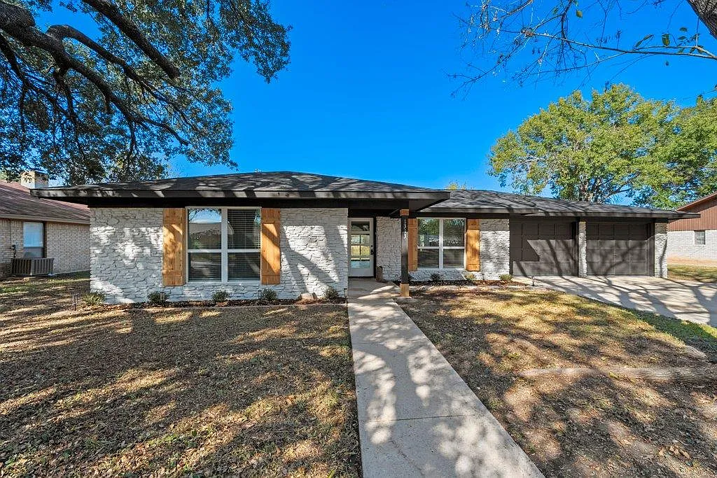 Building Photo - 1313 Redbud Trl