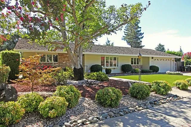 2024 Lambeth Way photo 1