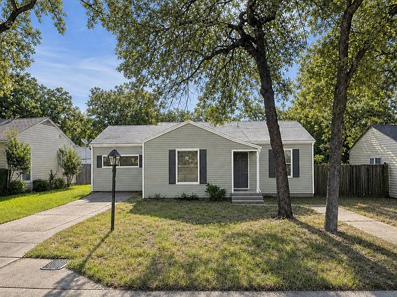 2nd image of 3018 Oakwood St