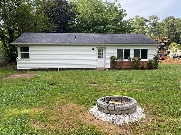 5th image of 405 Lake Dr
