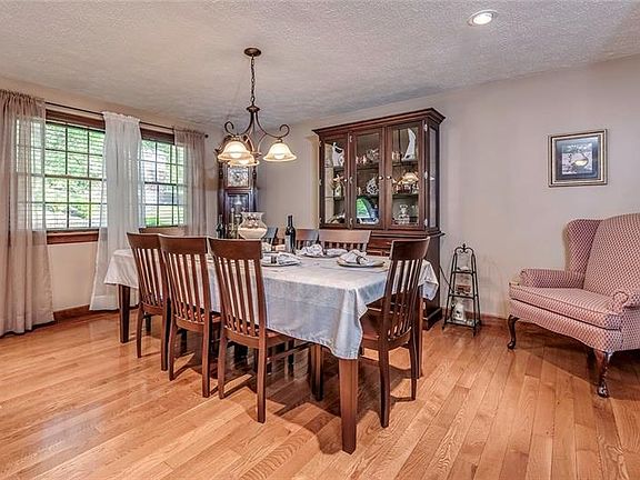 2nd image of 2870 Abbey Ln
