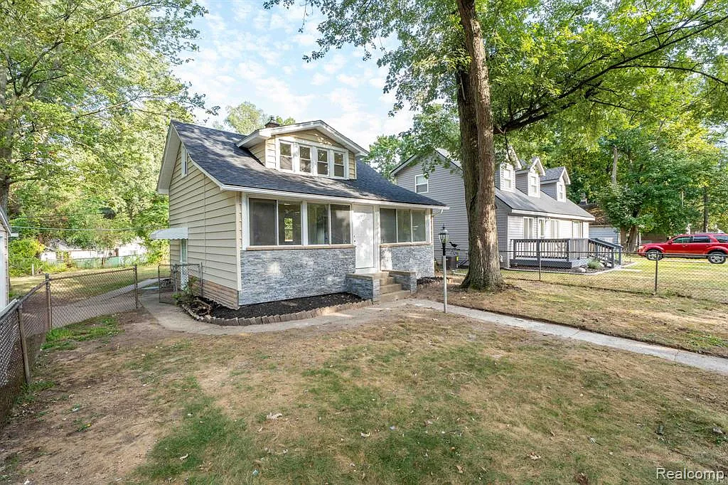 3 bed, 1.5 bath, 1300 sqft, $1,800 — Photo 2