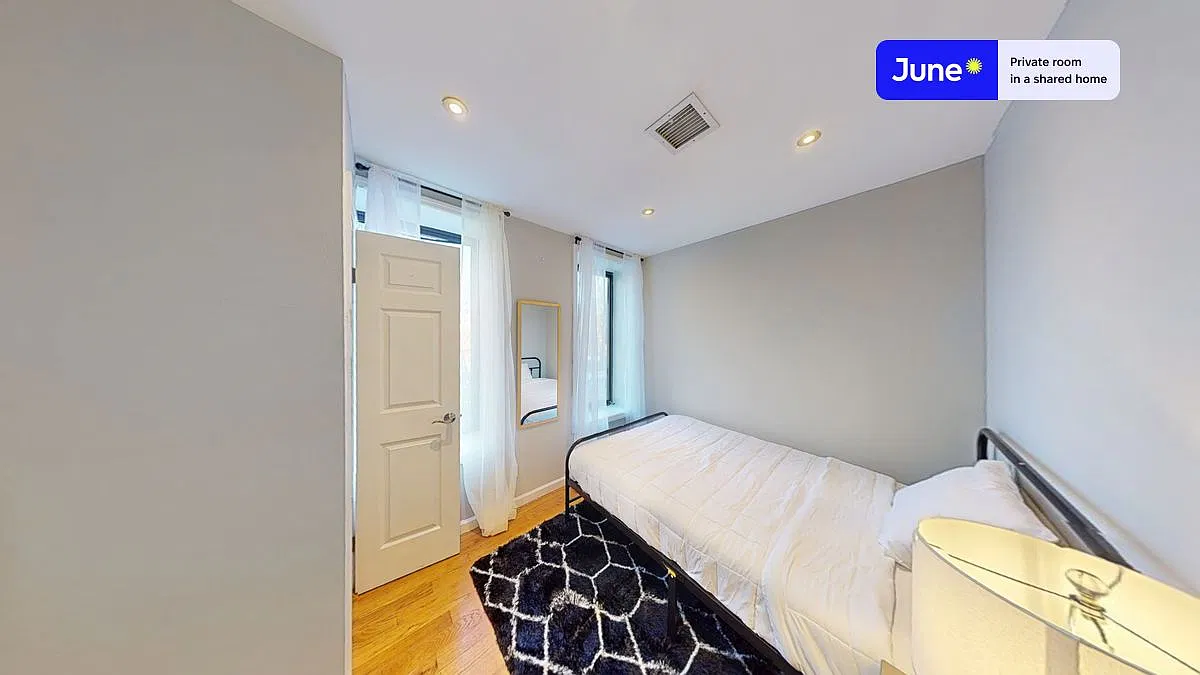Full bedroom in 4 bed/2 bath home in Upper West Side #1827 D — Photo 3