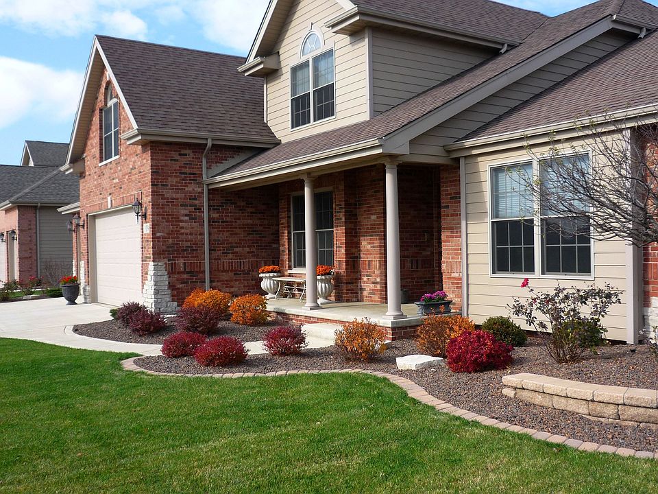 Full sod front/back, shrub zones & parkway landscaping